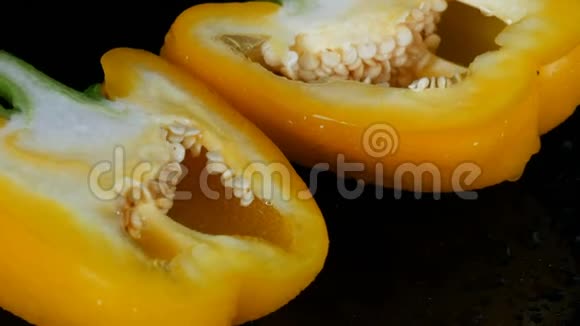 黑色背景和镜面上的鲜甜黄椒辣椒视频的预览图
