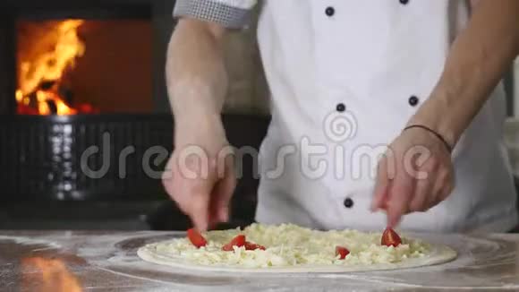 在厨房做饭把配料放在披萨上披萨的概念生产和运送粮食视频的预览图