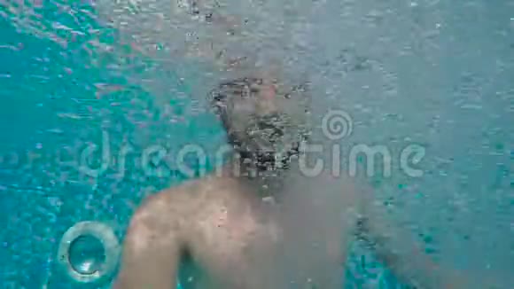 留着胡子和长发的家伙潜入游泳池视频的预览图