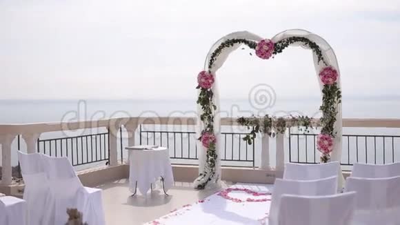 在M市俯瞰斯维蒂斯特凡岛的婚礼仪式视频的预览图