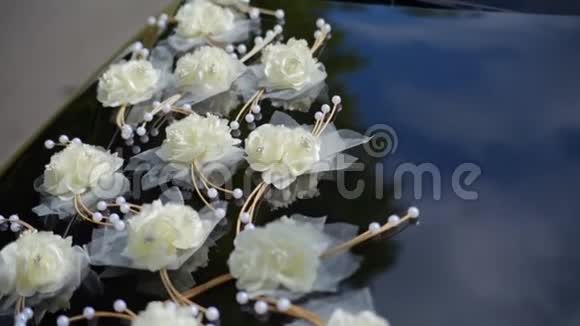 用白色玫瑰装饰的黑色汽车视频的预览图