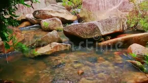 圆形石间小山河透明水视频的预览图