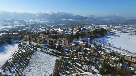 意大利阿皮罗勒马奇雪地里的意大利古村落视频的预览图