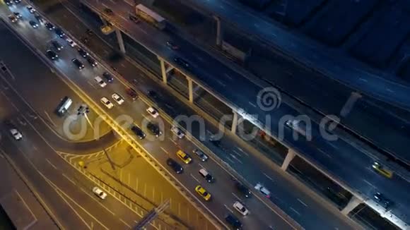 高速公路道路和过往车辆的夜景视频的预览图