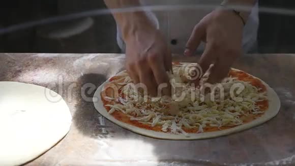 在厨房做饭把配料放在披萨上披萨的概念生产和运送粮食视频的预览图