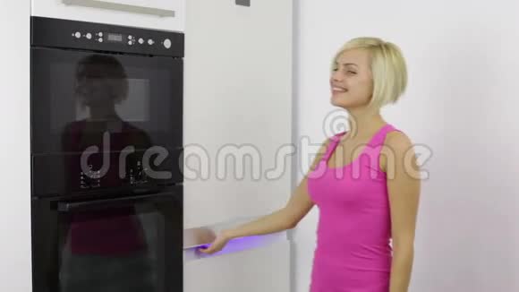 女人兴奋地从冰箱里拿蔬菜视频的预览图
