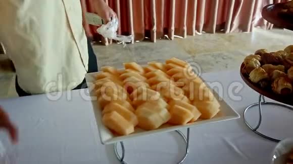 酒店餐厅桌上的切水果甜点视频的预览图