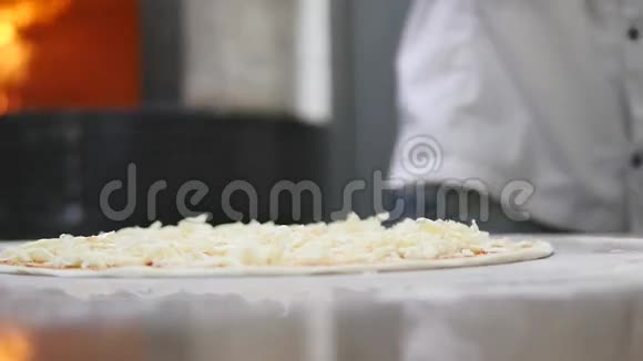 在厨房做饭把配料放在披萨上披萨的概念生产和运送粮食视频的预览图