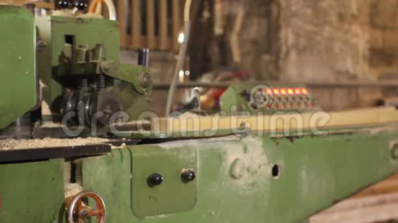 锯木厂旧机器的木磨抛光视频的预览图