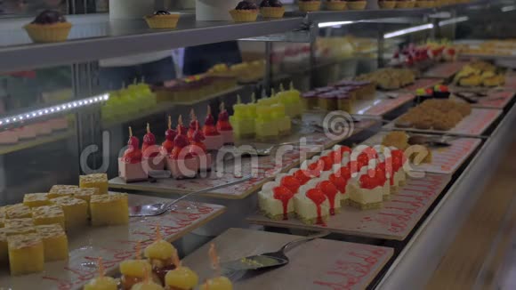 自助餐有大量的甜点选择美食酒店餐厅糖果吧度假婚礼的概念视频的预览图
