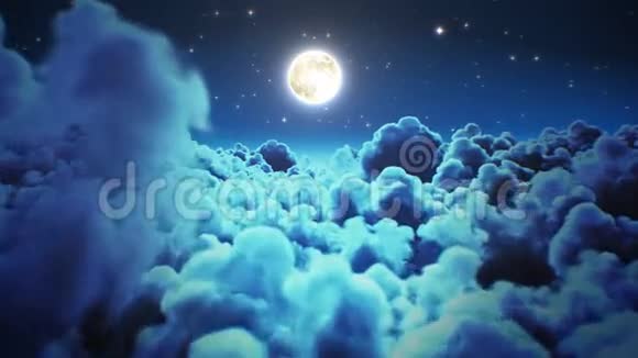 飞越夜晚时光流逝的云与月光天衣无缝飞越午夜的飞行三维动画视频的预览图