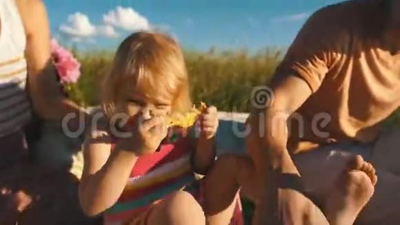 快乐的小女孩吃着菠萝对着镜头微笑视频的预览图