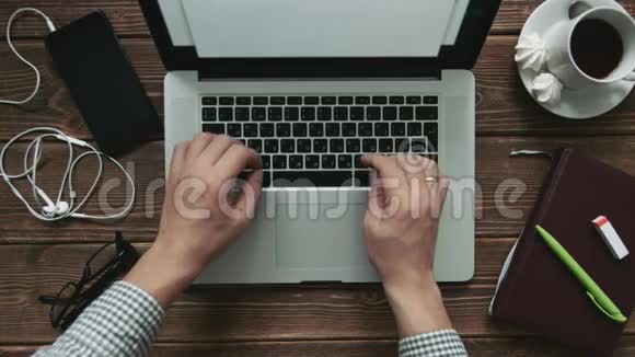 人手在笔记本电脑的键盘上视频的预览图