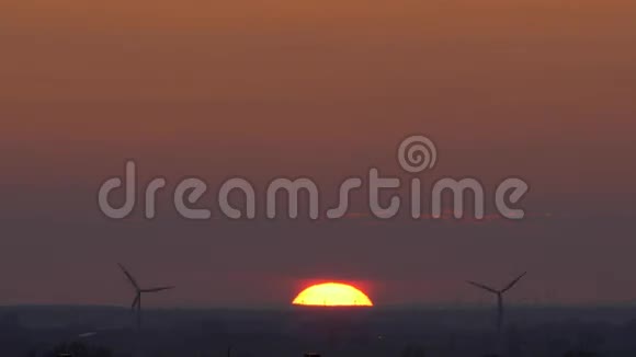 日落时分的风力涡轮机视频的预览图