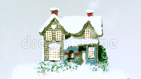雪落在小房子周围视频的预览图