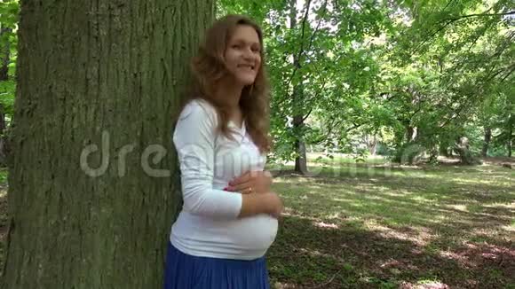 孕妇看着镜头显示手指视频的预览图