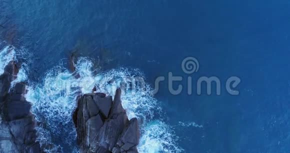 从空中俯瞰地中海海浪到达和撞击岩石海岸海滩海岸坏天气4k视频的预览图