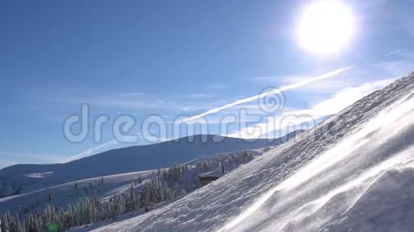 美丽的阳光天气下的大雪视频的预览图