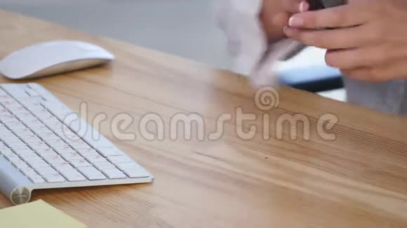 年轻女子电脑键盘打字视频的预览图
