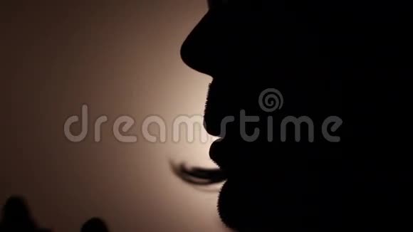 男人的剪影抽烟视频的预览图