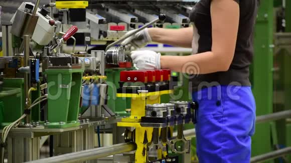 女工人装配汽车发动机视频的预览图