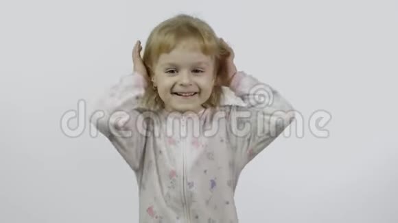 睡衣里的小女婴在到处瞎弄鬼脸白色背景视频的预览图