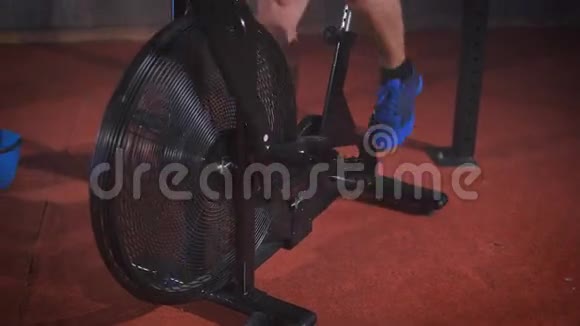 年轻的肌肉男赤膊男在健身房骑自行车锻炼视频的预览图