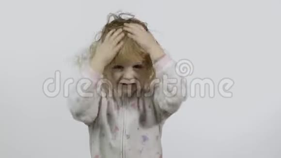 睡衣里的小女婴在到处瞎弄鬼脸白色背景视频的预览图