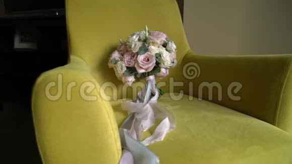 婚礼上的新娘花束放在椅子上视频的预览图