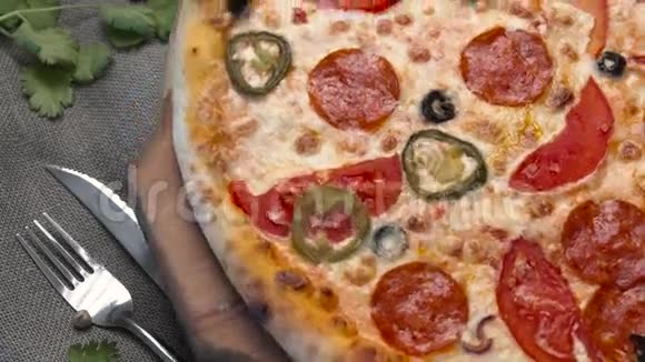 带西红柿胡椒和叉子的披萨视频的预览图