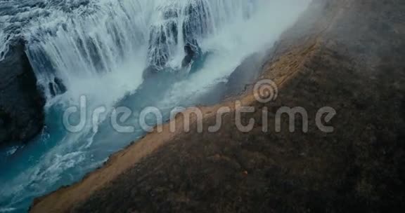 鸟瞰瀑布格尔夫斯在裂缝直升机飞过山谷和冰岛的湍流视频的预览图