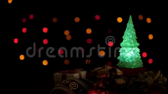 圣诞礼物盒球闪烁的彩灯背景圣诞树装饰视频的预览图