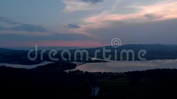 鸟瞰美丽的格鲁扎湖日落视频的预览图
