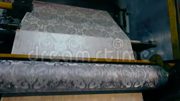 壁纸的生产工艺壁纸厂的生产工艺印刷机器的一部分视频的预览图