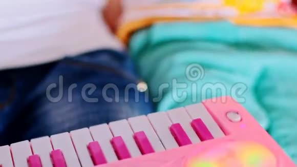 宏小女孩手指赌粉红色钢琴键盘视频的预览图