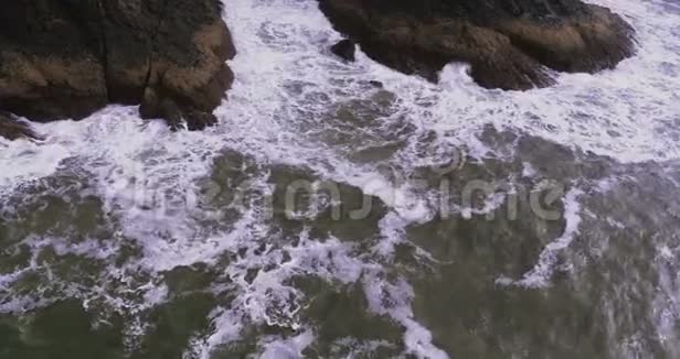 波浪在一些岩石上轻轻摆动视频的预览图