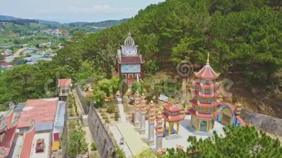 山间鸟瞰佛寺建筑群视频的预览图