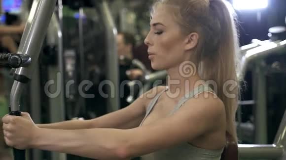 运动健身生活方式和人的概念关闭年轻妇女在有线健身机上伸展肌肉视频的预览图