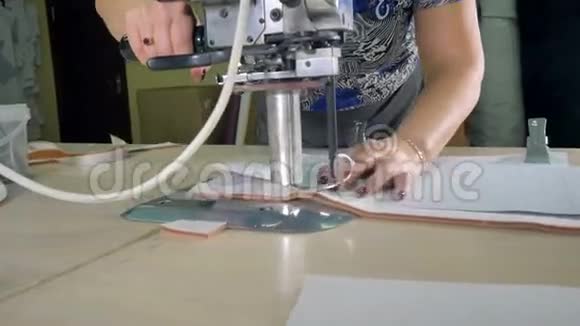 裁缝在双层布上裁剪图案视频的预览图