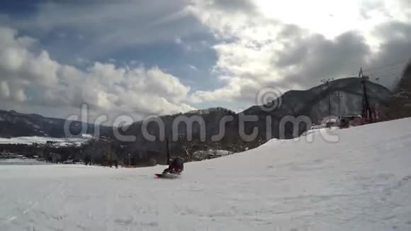 奇妙的4k山景全景年轻的男性职业滑雪者骑着危险的雪道下山视频的预览图