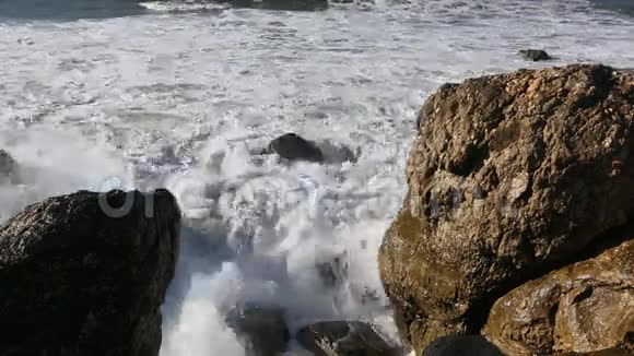 在海洋的岩石上冲浪视频的预览图
