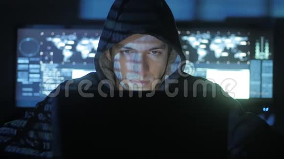 一个在电脑上工作的黑客而蓝码人物则在网络安全中心的面部表情视频的预览图