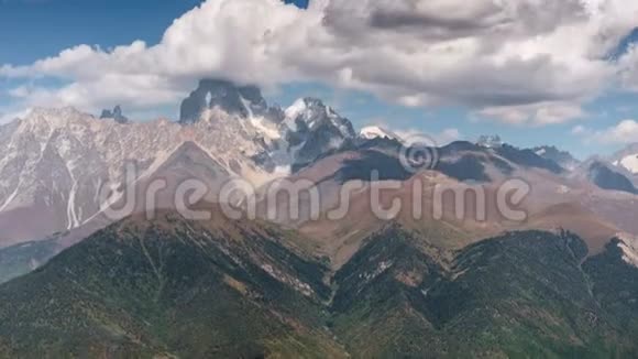 乌什巴山是高加索山脉中最著名的山峰之一这是一个令人惊叹的旅游胜地4的时代视频的预览图