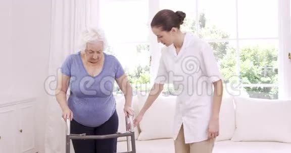 微笑护士帮助老年妇女行走视频的预览图