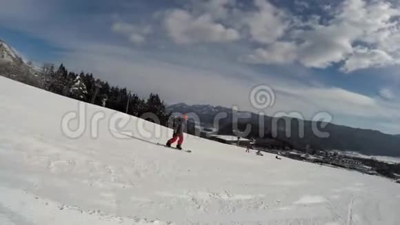 极限4k坡夫山景全景年轻男性职业滑雪者骑着危险的雪道下山视频的预览图