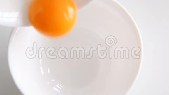 蛋黄落入玻璃弓视频的预览图