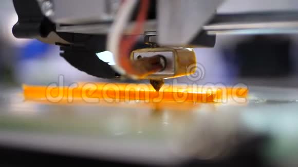 用塑料丝丝在3D打印机上打印自动三维3维打印机完成产品创建视频的预览图