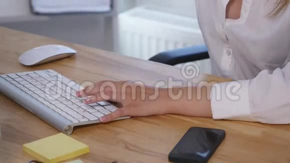 年轻女子电脑键盘打字视频的预览图