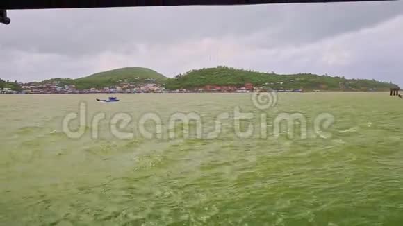 蔚蓝的大海一艘帆船在海利岛上乘风破浪视频的预览图