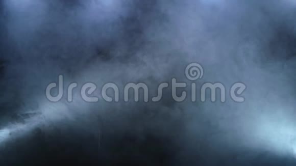 带有黑色背景烟雾的抽象白光视频的预览图